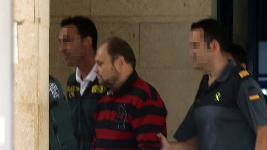 El sospechoso a su llegada a los juzgados de San Bartolome de Tirjana El sospechoso de haber raptado hace nueve años al niño Yéremi Vargas en Vecindario, Gran Canaria, Antonio O.B., conocido como 'El Rubio', se ha negado a declarar ante el juez. Además, se ha opuesto a que le tomen el ADN