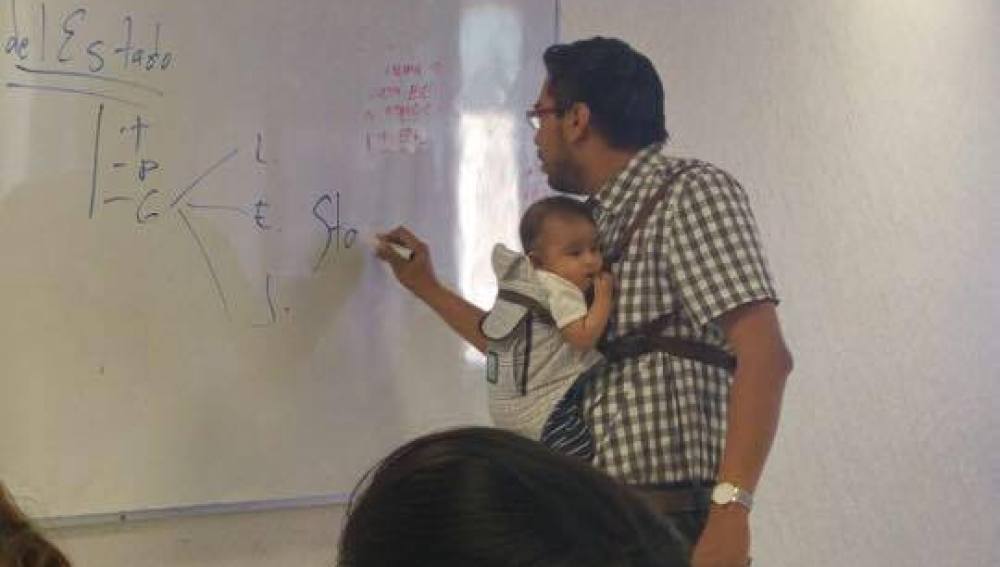 Profesor con el bebé cogido
