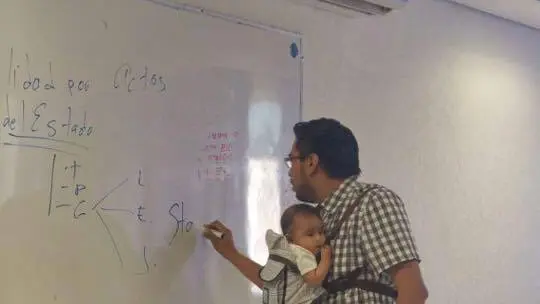 Profesor con el bebé cogido