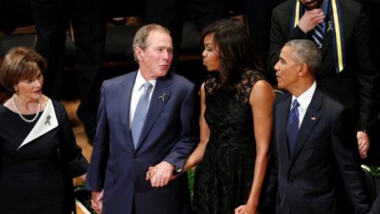 George Bush acude junto a su esposa Laura al funeral por los polic&iacute;as de Dallas