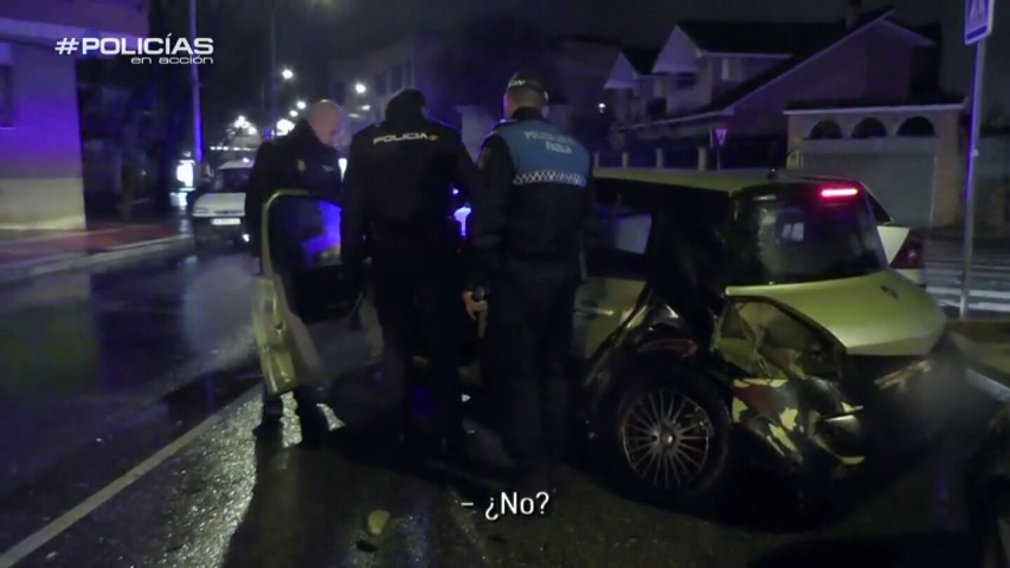 Frame 67.872539 de: Una mujer bebida provoca un accidente y chulea al polic&iacute;a: "Yo no bebo nada, t&uacute; puede ser que s&iacute;"