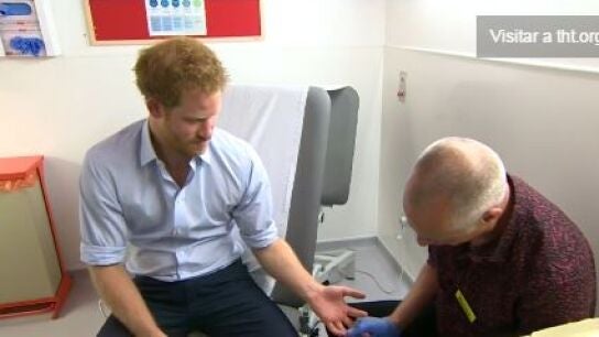 El Pr&iacute;ncipe Harry se hace la prueba del VIH en directo