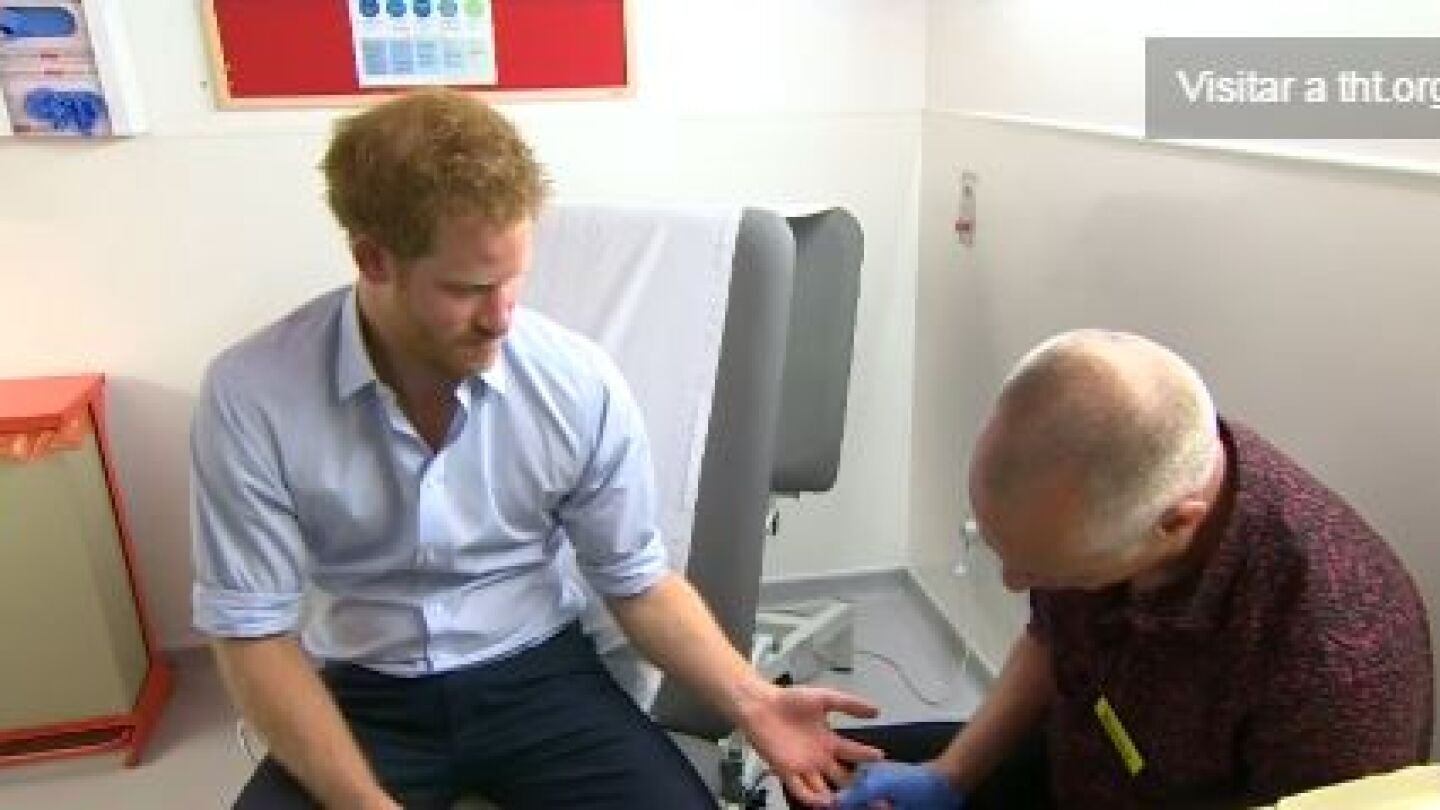 El Pr&iacute;ncipe Harry se hace la prueba del VIH en directo