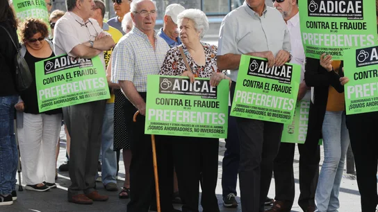 Algunos de los preferentistas que se han concentrado a las puertas del juzgado Algunos de los preferentistas que se han concentrado a las puertas del juzgado