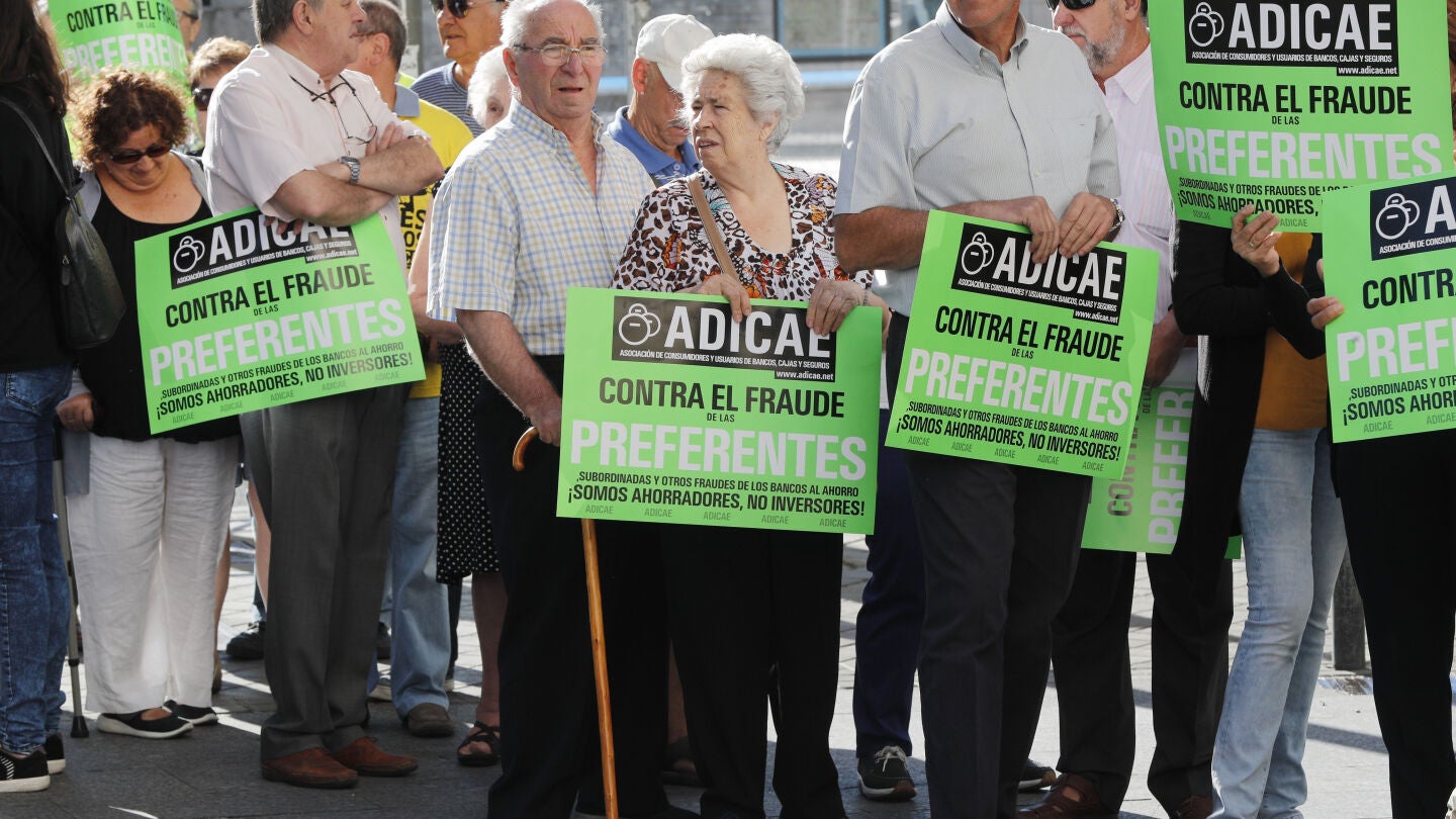 Algunos de los preferentistas que se han concentrado a las puertas del juzgado