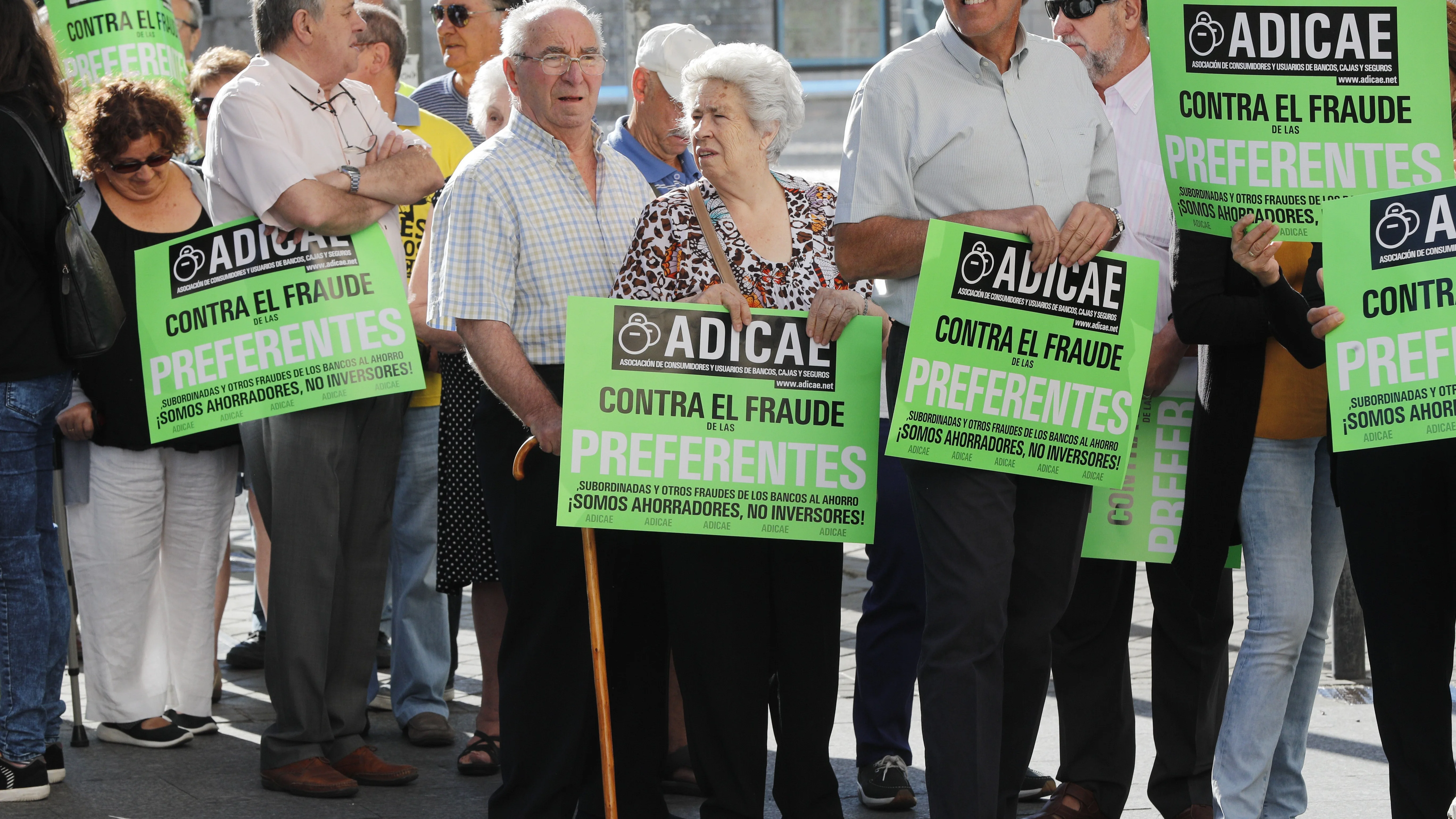 Algunos de los preferentistas que se han concentrado a las puertas del juzgado