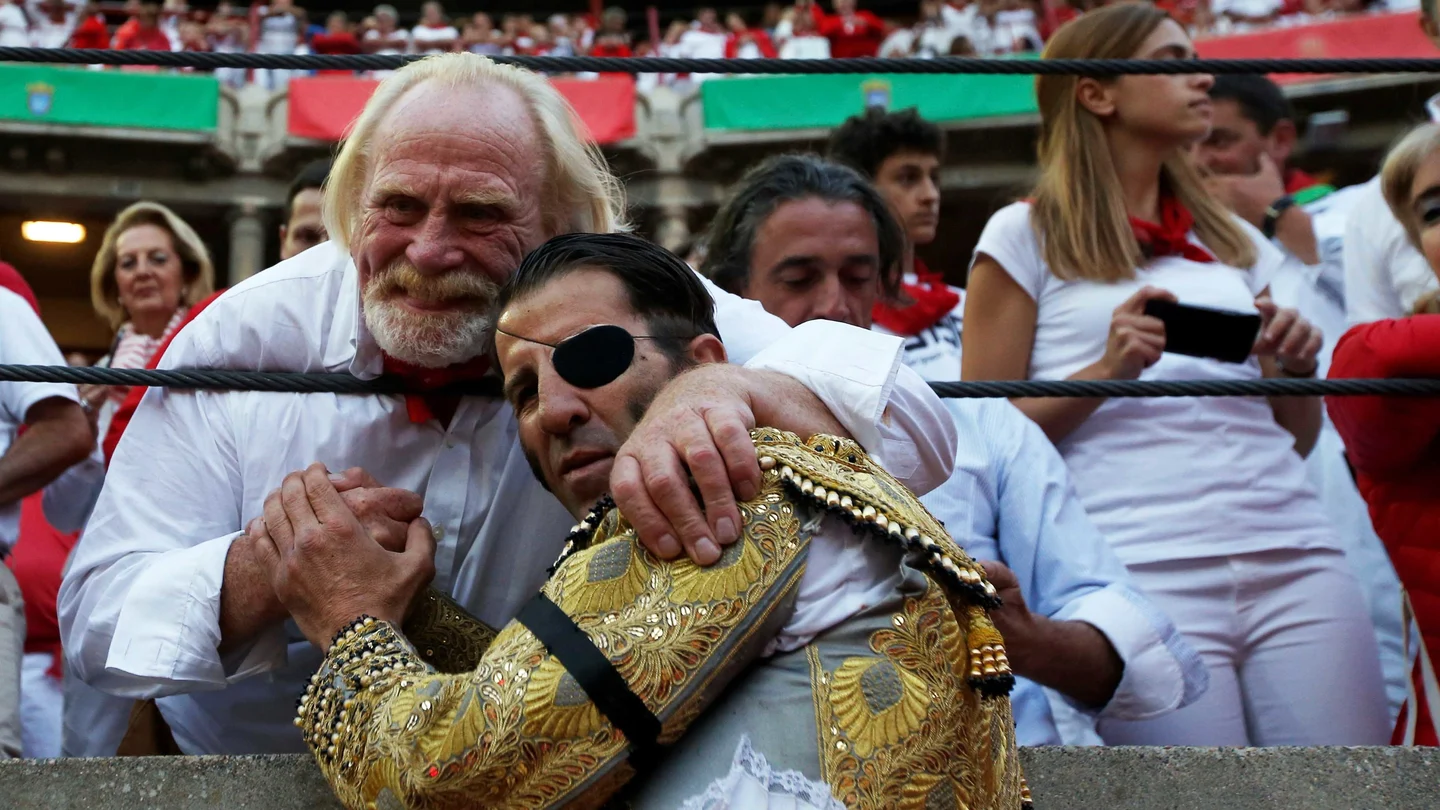 Padilla brinda un toro al actor de 'Juego de tronos' James Cosmo Padilla brinda un toro al actor de 'Juego de tronos' James Cosmo