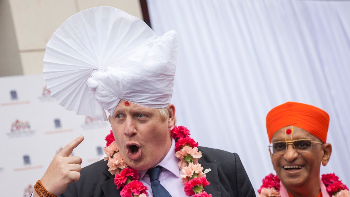  Boris Johnson viste un turbante hind&uacute; durante su visita a un templo.