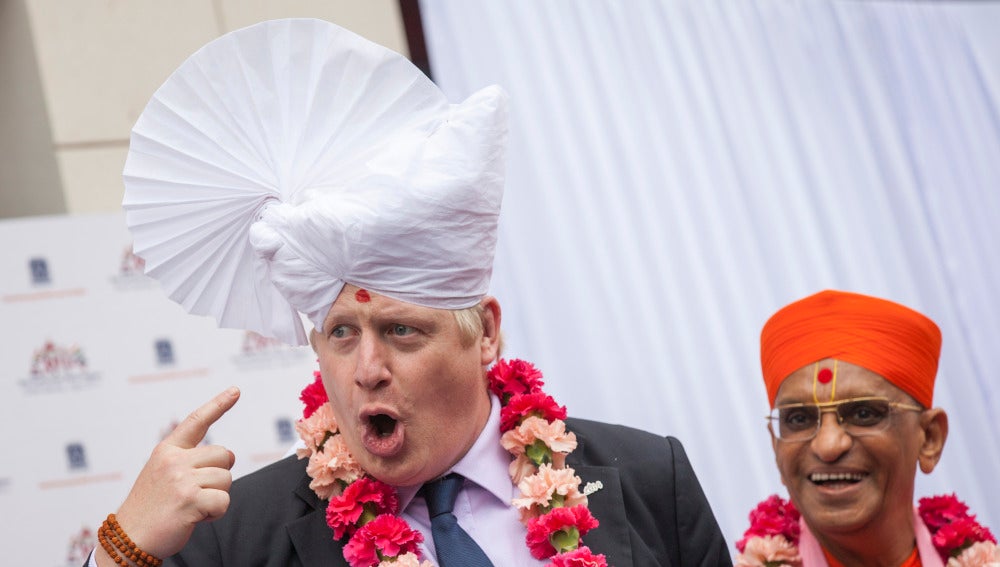  Boris Johnson viste un turbante hindú durante su visita a un templo.