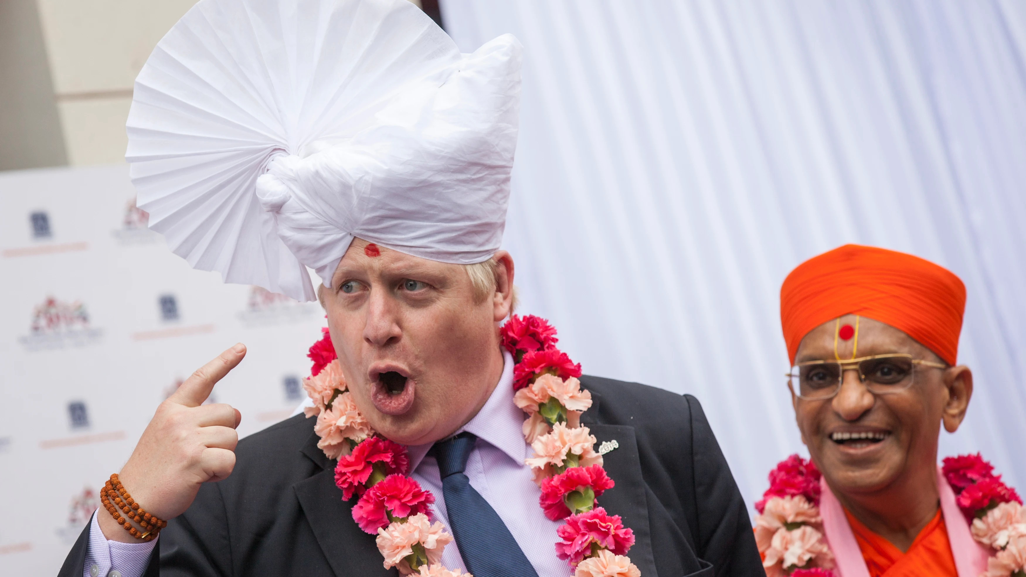  Boris Johnson viste un turbante hindú durante su visita a un templo.