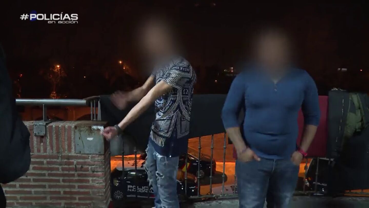 Frame 88.295208 de: La Polic&iacute;a irrumpe en una reyerta: "&iquest;Me voy a callar yo siendo espa&ntilde;ol y &eacute;l extranjero?"