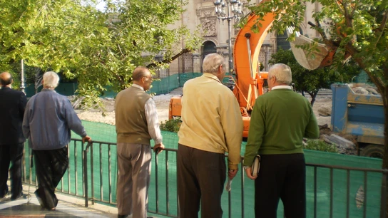 Abuelos mirando las obras Abuelos mirando las obras