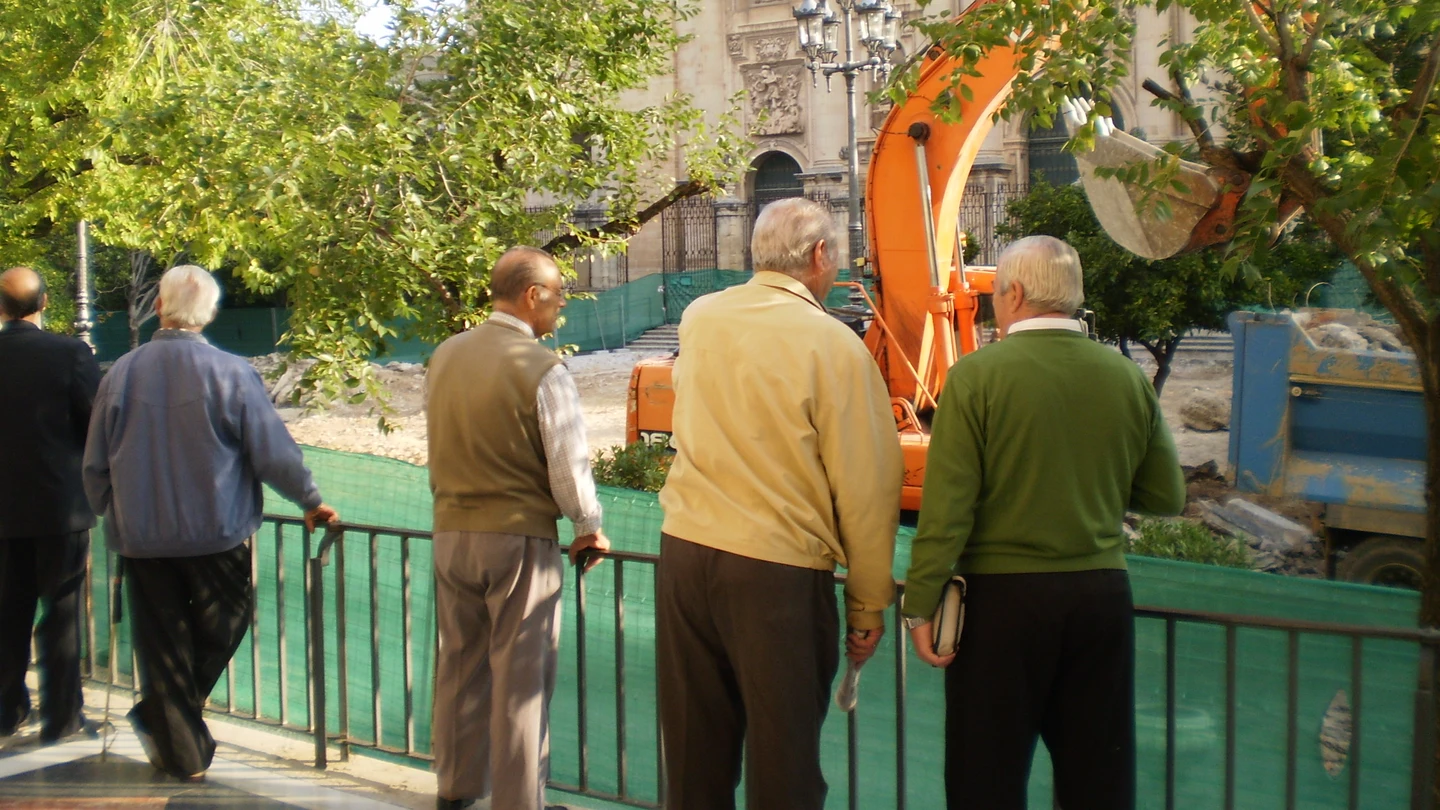 Abuelos mirando las obras Abuelos mirando las obras