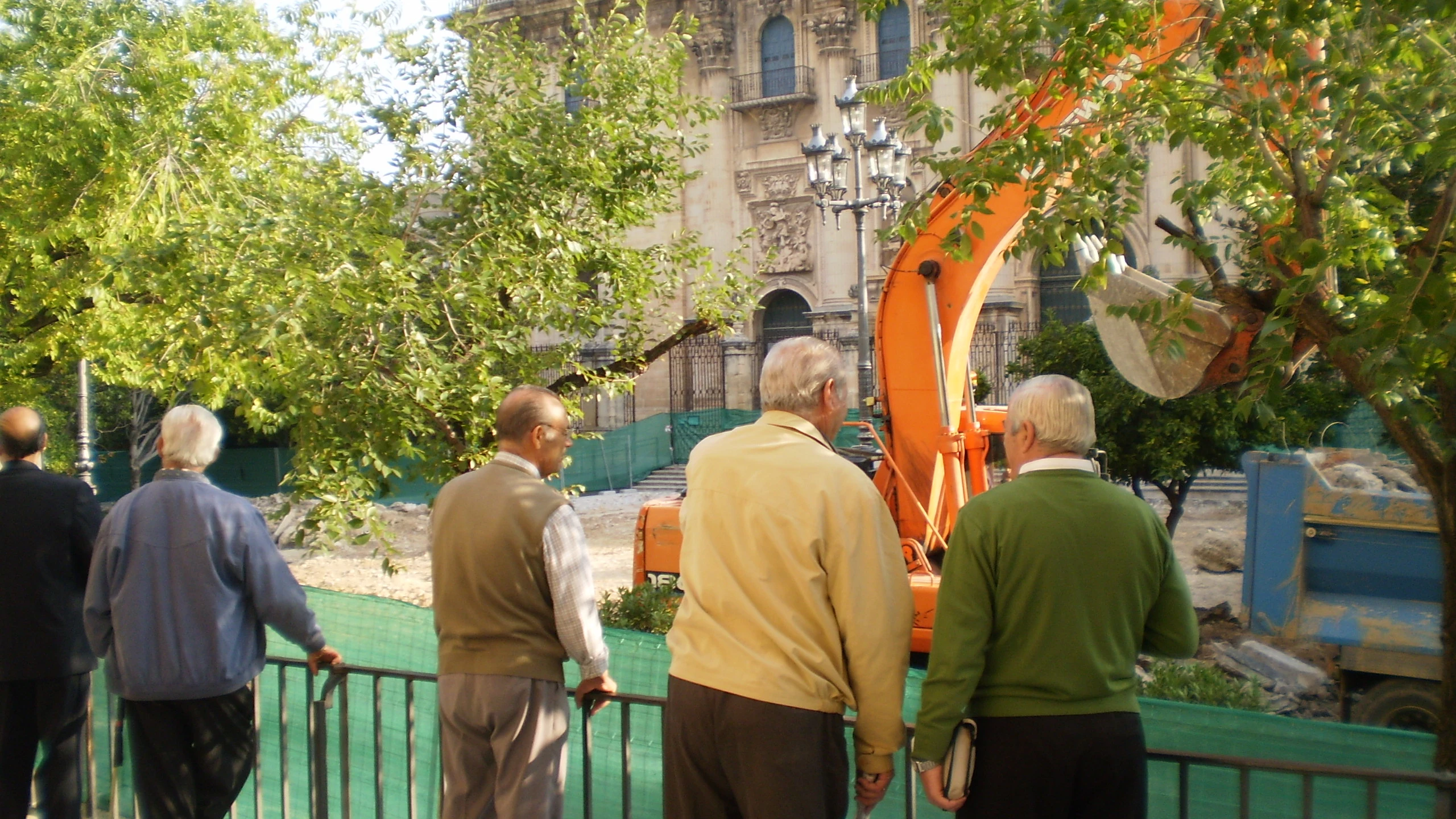 Abuelos mirando las obras