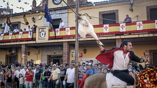 Uno de los participantes en la fiesta de 'Correr los gansos' de Carpio de Tajo Uno de los participantes en la fiesta de 'Correr los gansos' de Carpio de Tajo