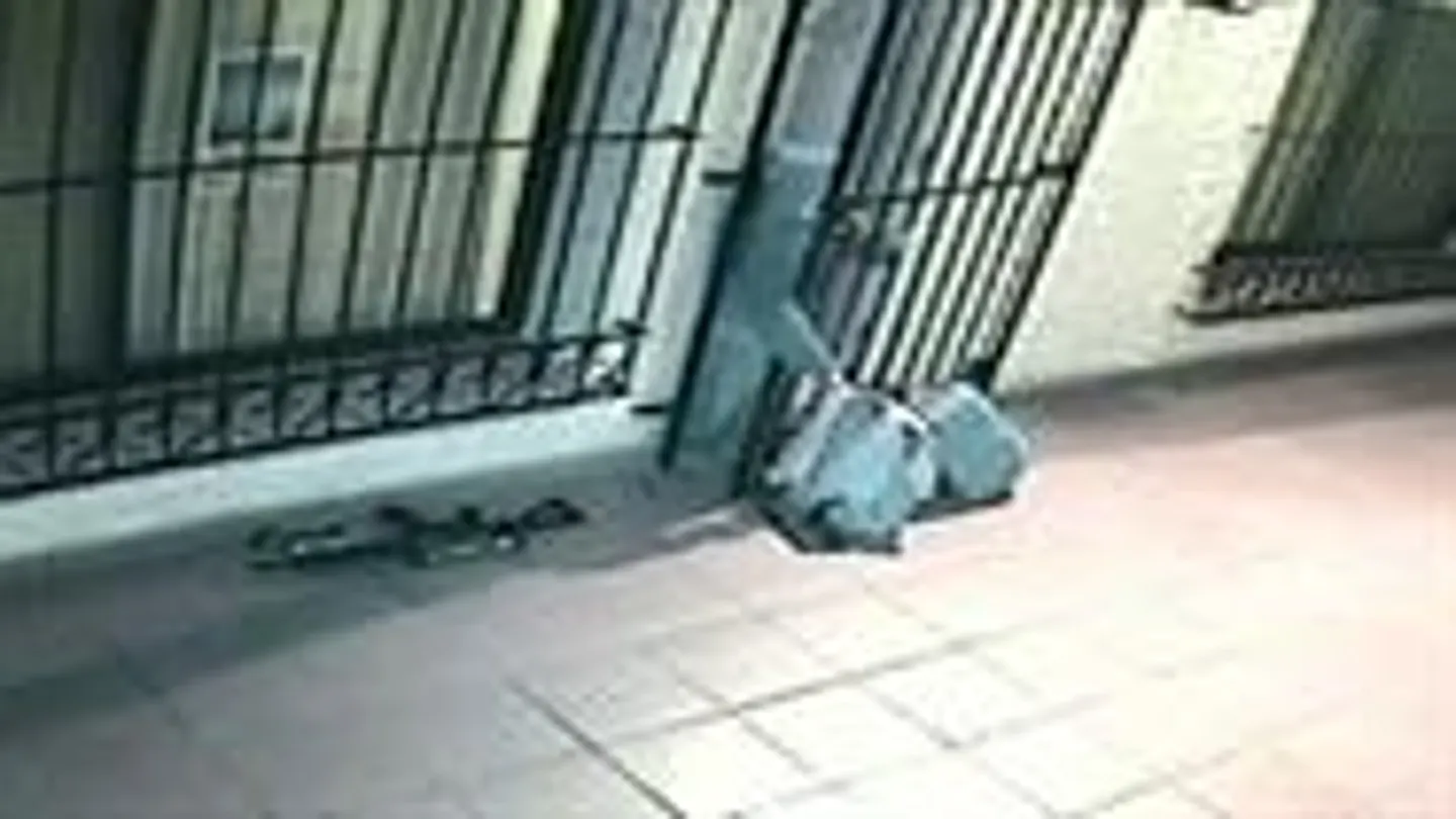 Las imágenes muestran a una monja ayudando a López Las imágenes muestran a una monja ayudando a López