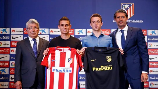 Santos Borré y Diogo Jota posan con la camiseta del Atlético de Madrid Santos Borré y Diogo Jota posan con la camiseta del Atlético de Madrid