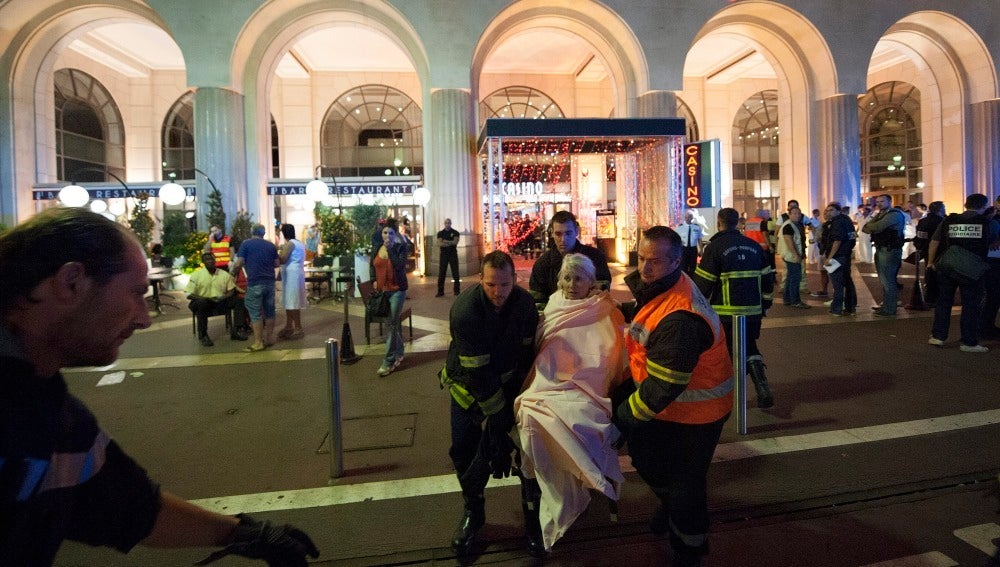 Personal sanitario ayudando a los afectados en el atentado en Niza