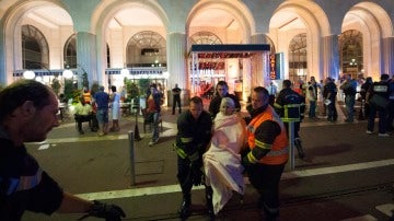Personal sanitario ayudando a los afectados en el atentado en Niza