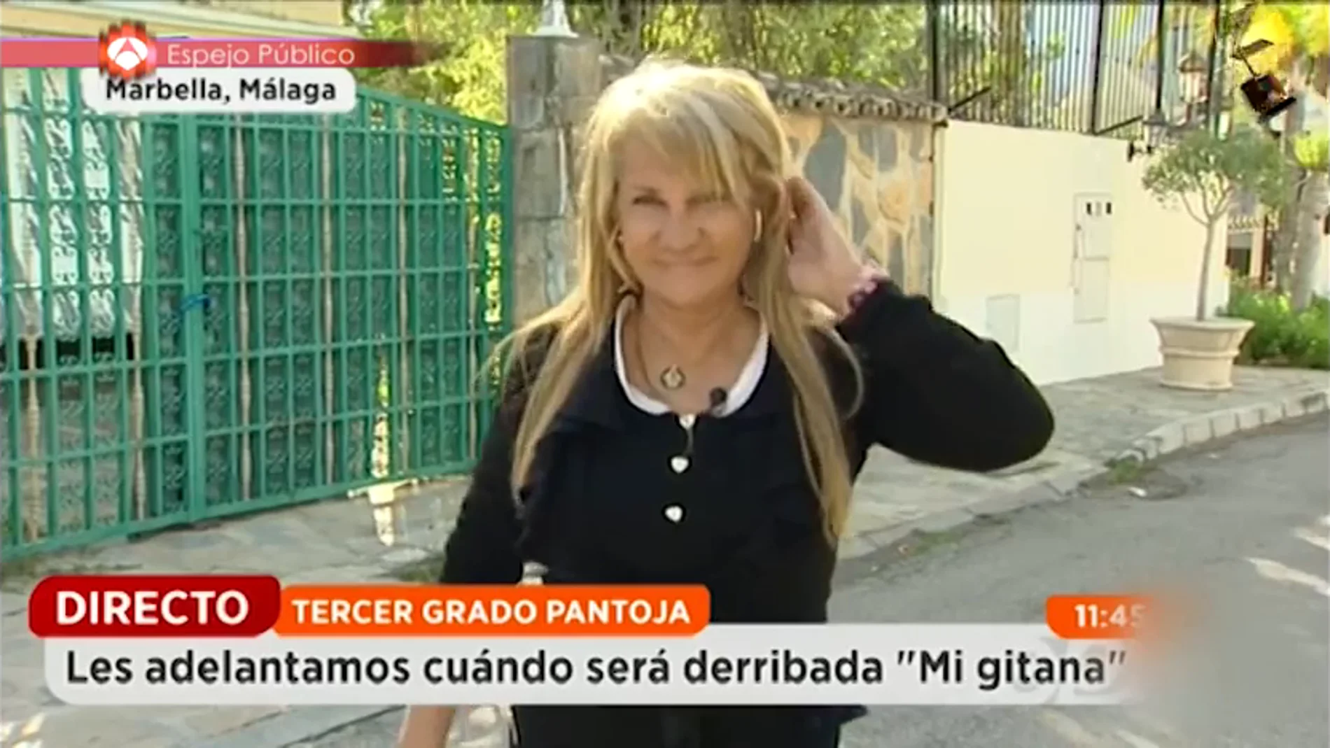 Frame 52.288855 de: Amparo, la reportera más 'dicharachera' de Espejo Público: "Mi pelo es natural, que mi peluquera me está viendo"