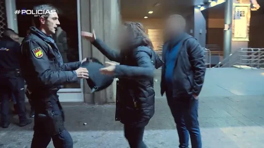 Frame 86.063763 de: Una detenida se niega a identificarse a la Policía: "¿Votas al PP? ¡Se nota hijo! Me estás haciendo daño, gilipollas" Frame 86.063763 de: Una detenida se niega a identificarse a la Policía: "¿Votas al PP? ¡Se nota hijo! Me estás haciendo daño, gilipollas"
