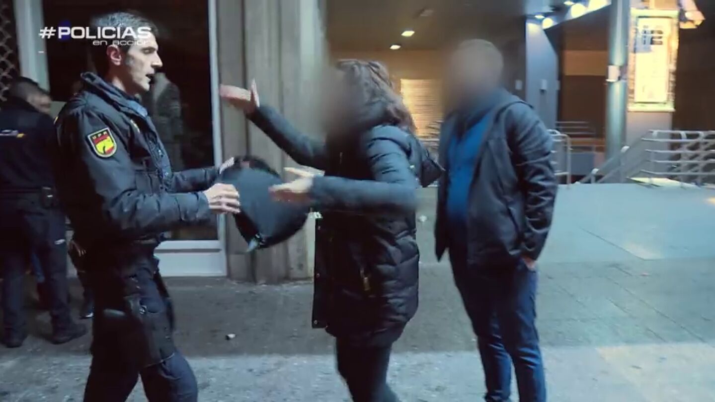 Frame 86.063763 de: Una detenida se niega a identificarse a la Polic&iacute;a: "&iquest;Votas al PP? &iexcl;Se nota hijo! Me est&aacute;s haciendo da&ntilde;o, gilipollas"