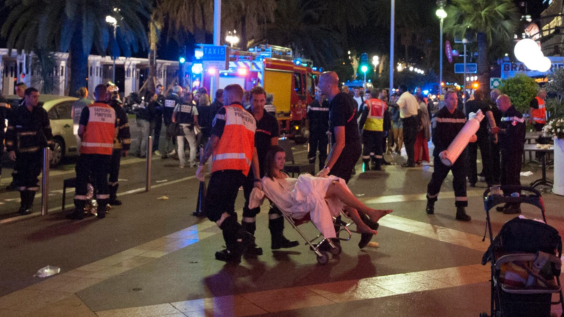 Servicios de emergencia, en el lugar del atentado de Niza