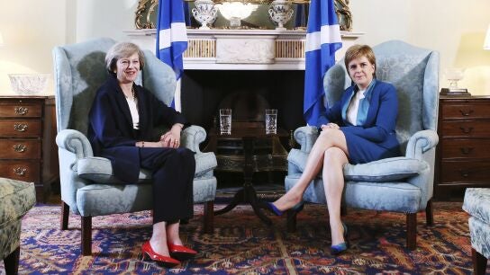 Theresa May, primera ministra brit&aacute;nica, y la independentista Nicola Sturgeon
