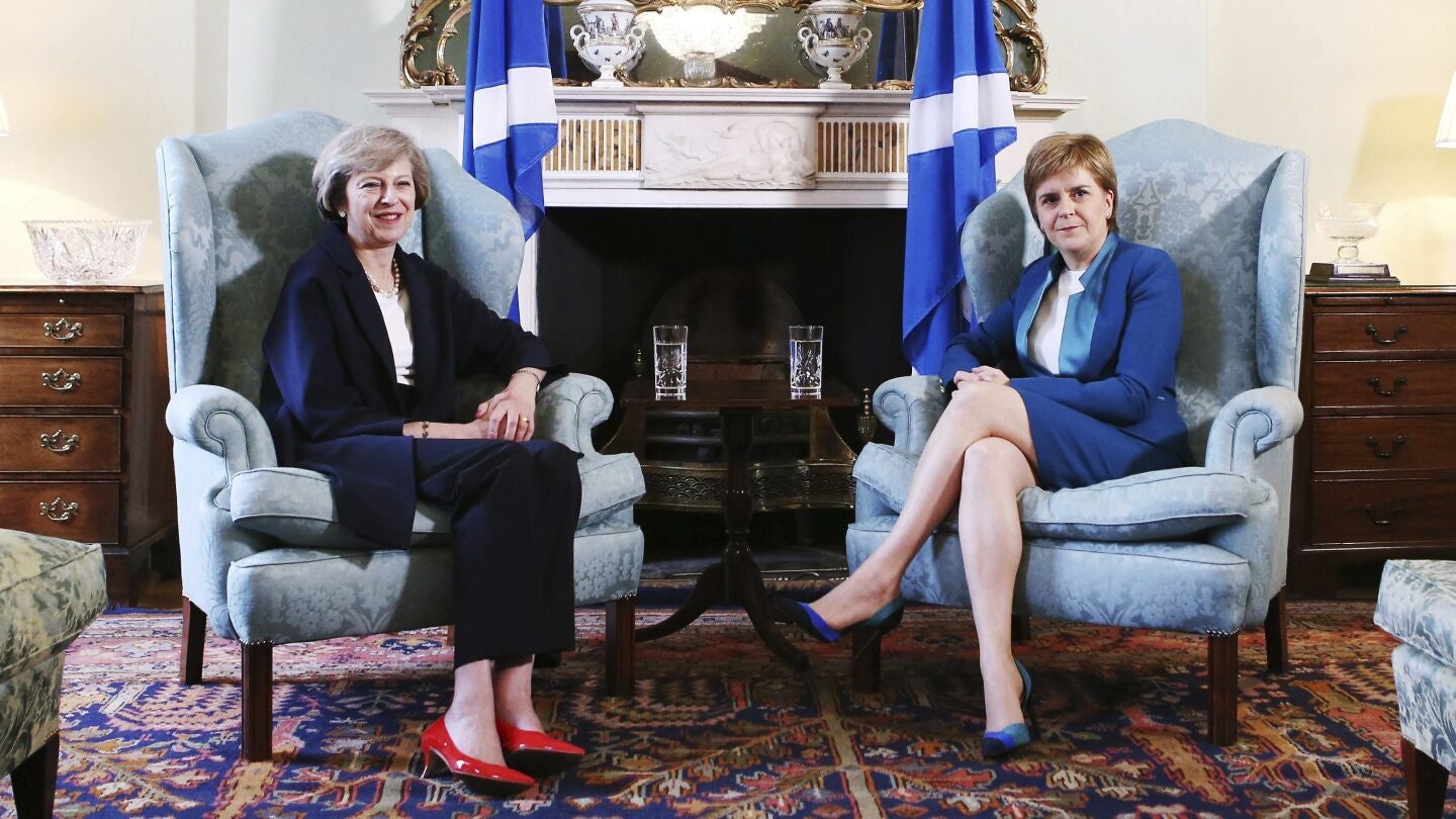 Theresa May, primera ministra brit&aacute;nica, y la independentista Nicola Sturgeon