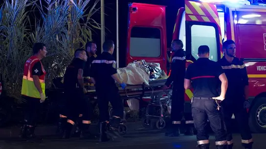 Los equipos sanitarios retiran un un cuerpo tras el atentado en Niza Los equipos sanitarios retiran un un cuerpo tras el atentado en Niza