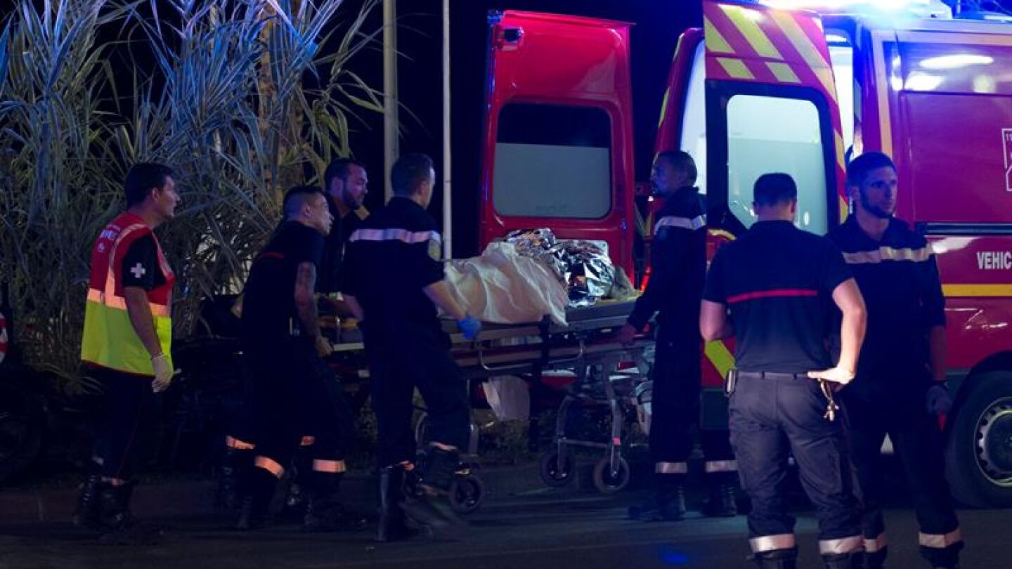 Los equipos sanitarios retiran un un cuerpo tras el atentado en Niza