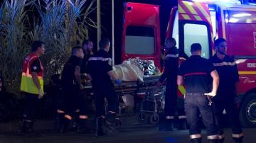 Los equipos sanitarios retiran un un cuerpo tras el atentado en Niza