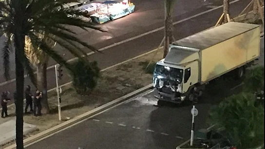 Imagen del camión que habría atropellado a decenas de personas en Niza Imagen del camión que habría atropellado a decenas de personas en Niza