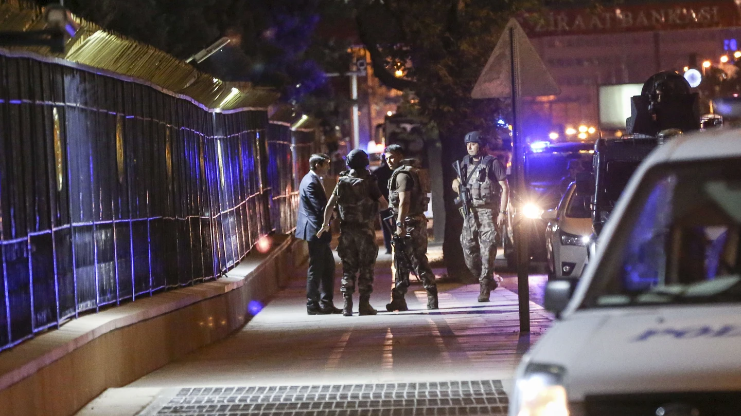 Intento de golpe de estado en Turquía Soldados turcos salen a la calle para tomar el control del país