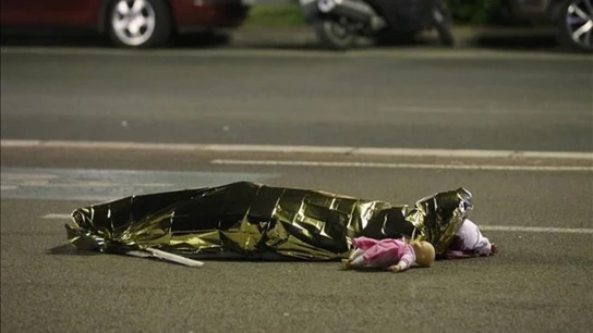El cadáver de una víctima del atentado de Niza junto a un muñeco El cadáver de una víctima del atentado de Niza junto a un muñeco