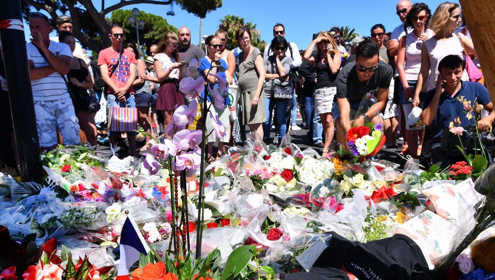 Recuerdo a las víctimas en Niza