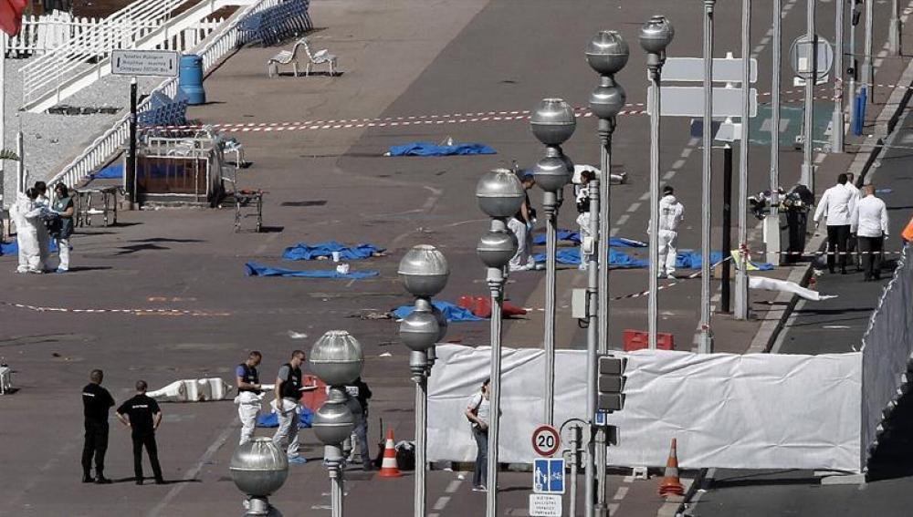 Los forenses examinan el atentado en Niza