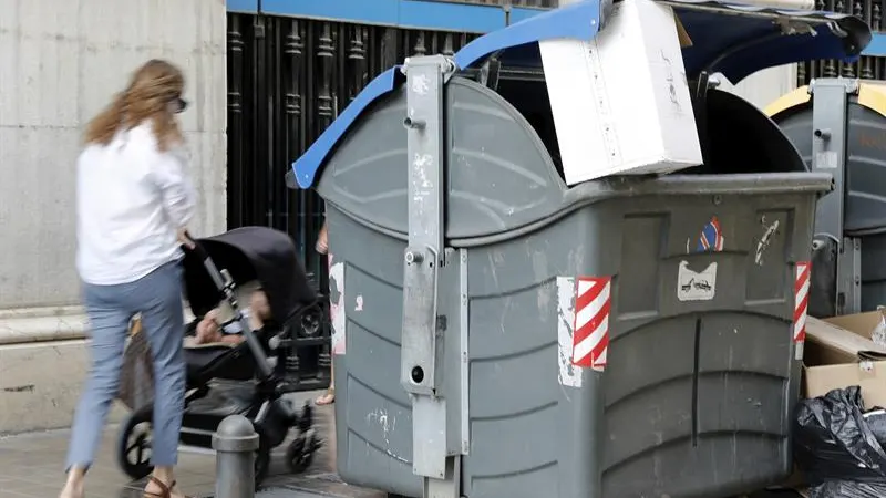 Encuentran a un bebé dentro de un contenedor de basura