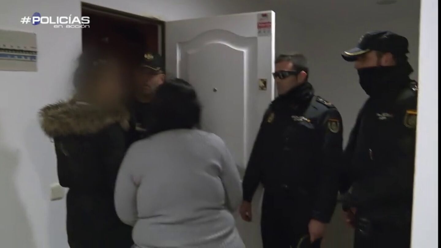 Frame 44.540206 de: Una mujer asalta una vivienda vac&iacute;a y le dice a la Polic&iacute;a que vive all&iacute;: "Traigo el colch&oacute;n todos los d&iacute;as"