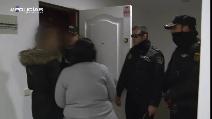 Frame 44.540206 de: Una mujer asalta una vivienda vacía y le dice a la Policía que vive allí: "Traigo el colchón todos los días"