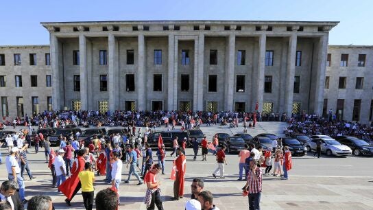 Miles de personas piden ante el Parlamento turco la pena de muerte tras el golpe