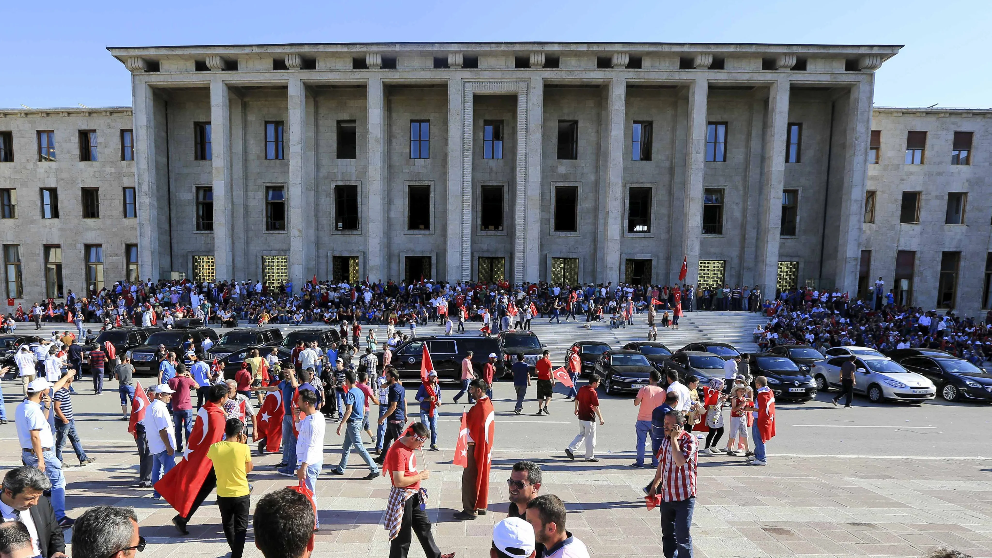 Miles de personas piden ante el Parlamento turco la pena de muerte tras el golpe