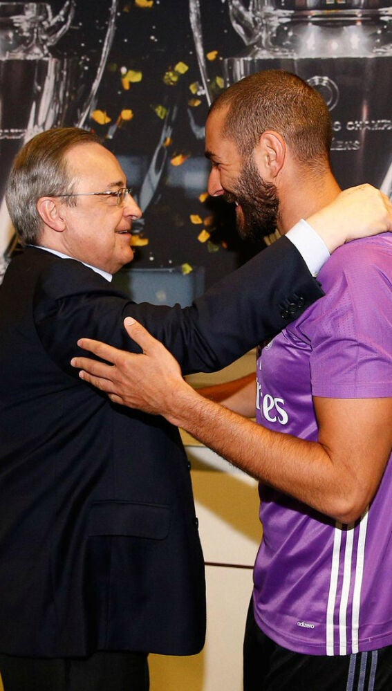 Efusivo saludo entre Florentino y Benzema