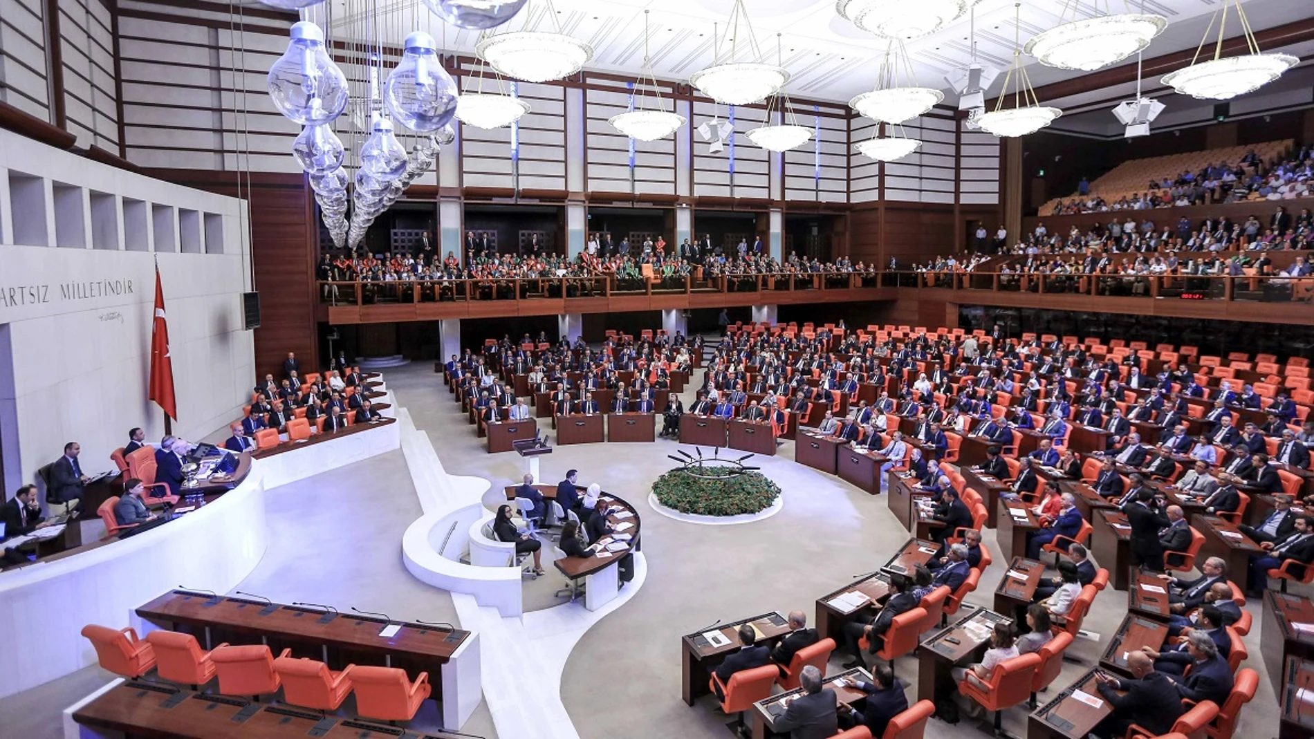 Los legisladores asisten a una asamblea extraordinaria en el Parlamento de Turquía, en Ankara, Turquía.