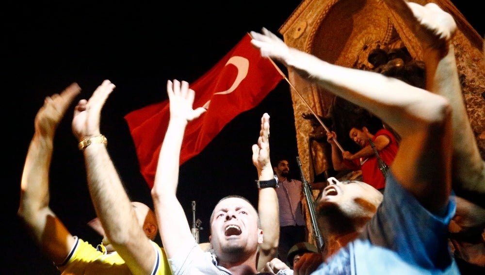 Defensores del Gobierno turco, en las calles de Estambul
