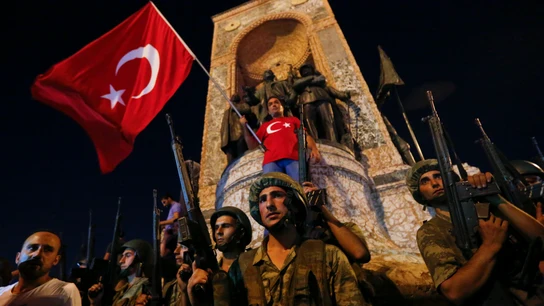 MIlitares frente a uno de los monumentos de Turquía MIlitares frente a uno de los monumentos de Turquía