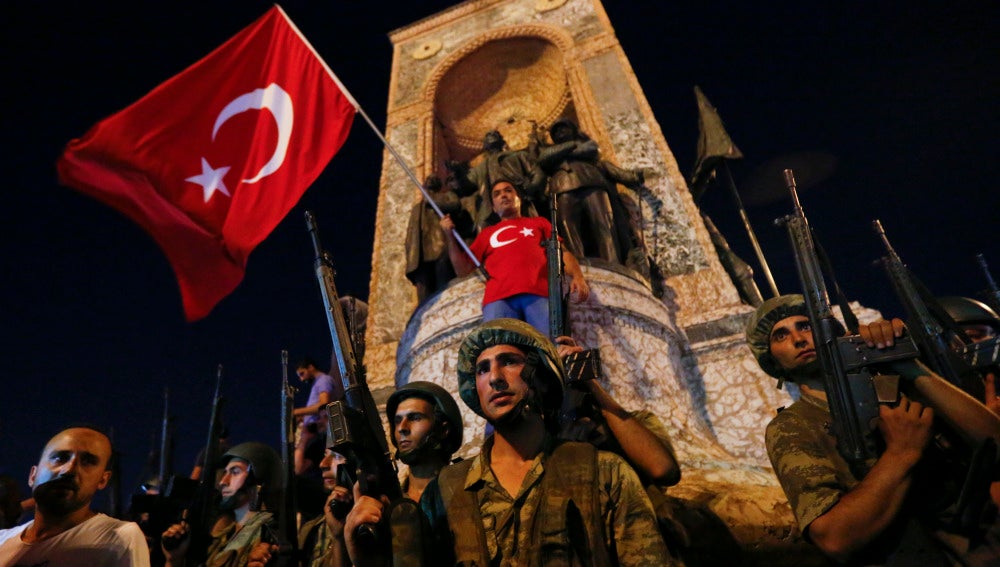 MIlitares frente a uno de los monumentos de Turquía