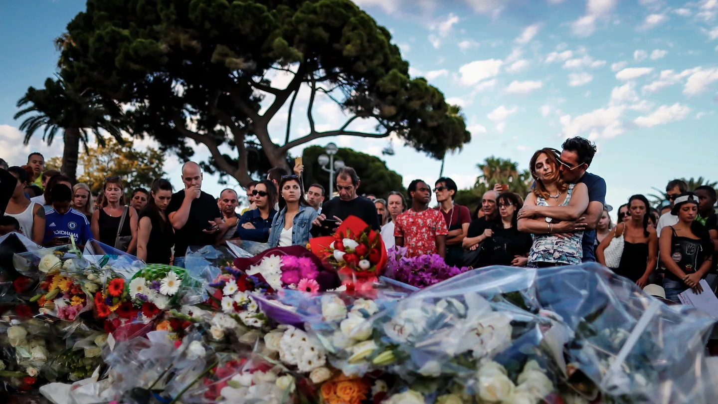 Flores por los fallecidos en el atentado en Niza Flores por los fallecidos en el atentado en Niza