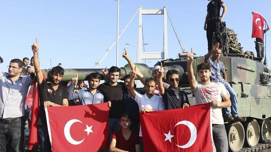 Partidarios del presidente Recep Tayyip Erdogan muestran la bandera nacional junto a un tanque. Partidarios del presidente Recep Tayyip Erdogan muestran la bandera nacional junto a un tanque.
