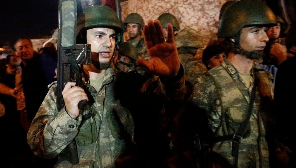 Soldados turcos hacen guardia en la plaza Taksim